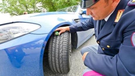 Un’auto su tre ha gomme lisce e revisione scaduta: ecco le sanzioni che si rischiano