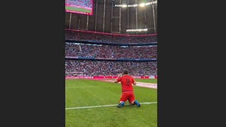 Stadion fassungslos - Latten-Drama um Bayern-Fan