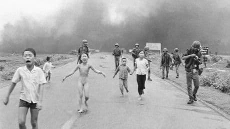 World Press Photo suspende la autoría de la histórica foto de la niña huyendo en Vietnam