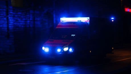 Rotlicht missachtet?: Motorradfahrer stößt mit Auto zusammen - schwer verletzt
