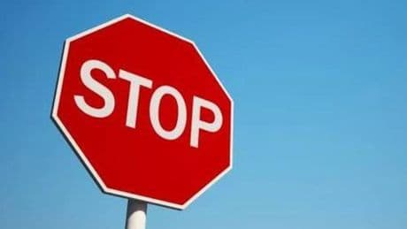 La DGT prueba señales de Stop con cámara para detectar a quienes no lo hacen correctamente