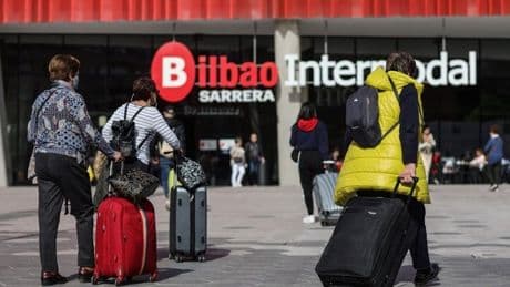 Revienta la rueda un autobús que cubría la línea Bilbao-Castro