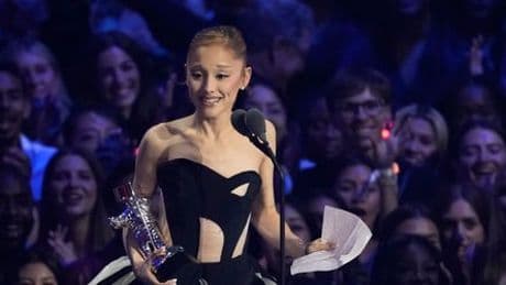 Ariana Grande: Popstar räumt bei VMAs ab und dankt ihren Therapeuten