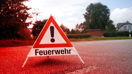 Finnentrop - Feuerwehr löscht brennende Ballenpresse