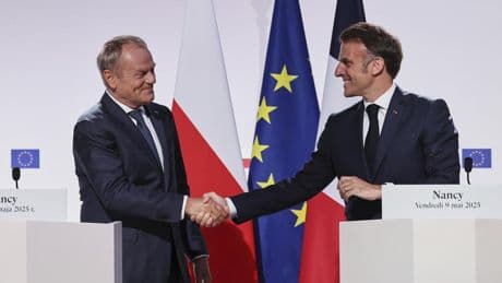 Francia promete defender a Polonia y la incluye en su disuasión nuclear