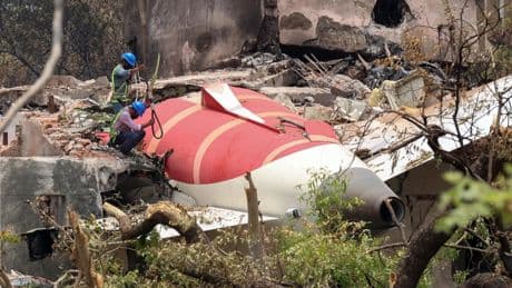 El único superviviente del accidente de Air India sale del hospital y va al funeral de su hermano