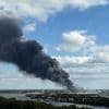 Trümmerteile landen auf Autobahn: Explosionen und Großbrand am Hamburger Hafen