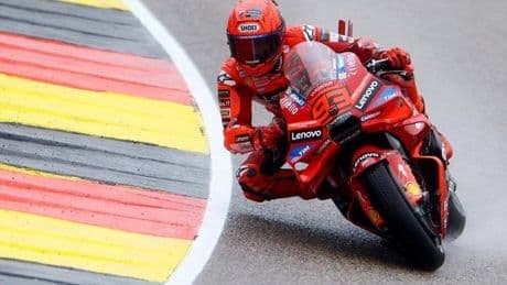 Recital de Marc Márquez bajo el agua para hacerse con la pole