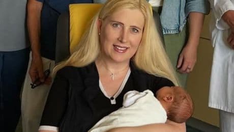 Nace el hijo de la alcaldesa alemana de 51 años, viuda del príncipe Harald von Hohenzoller, padre del bebé