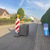 Wielertoeriste (54) botst op snelheidsremmende bloembak in Erps-Kwerps: dame met hoofdwonde afgevoerd naar ziekenhuis