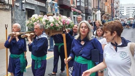 Arranca la fiesta de La Guía en Portugalete: «De jóvenes, de novios... y ahora con nietos, nunca nos la perdemos»