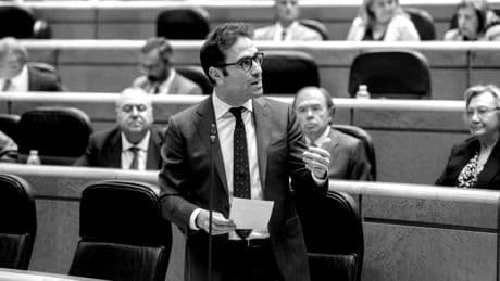 El ministro Cuerpo retrasa la opa, el ministro Puente los trenes y Sánchez las elecciones