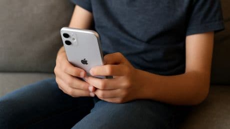 Lo nuevo del iPhone es una herramienta que avisa a los padres si su hijo quiere chatear con un desconocido