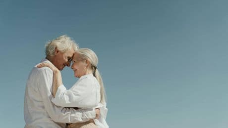 10 canzoni anni ’60 da ballare per una serata romantica di coppia