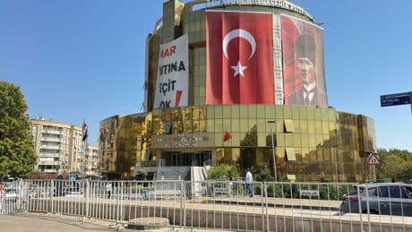 Aydın Büyükşehir Belediyesi polis bariyerleriyle kuşatıldı