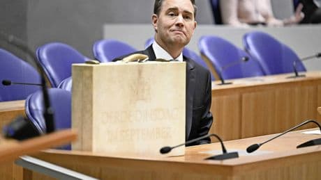 Minister Heinen met koffer vol fraaie koopkrachtplaatjes naar Prinsjesdag