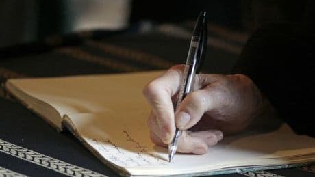Un abogado da la solución para hacer el testamento sin un notario: "Escrito con mi propio puño y letra"