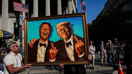 «Pas de roi en Amérique» : plus d’un millier de personnes mobilisées à New York contre Donald Trump