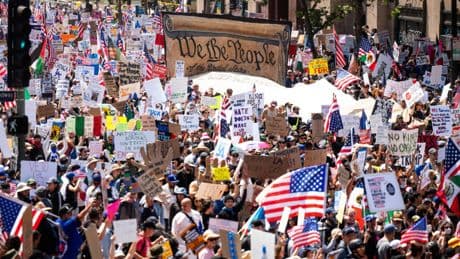 États-Unis: des manifestations anti-Trump à travers tout le pays, parade militaire pour le président