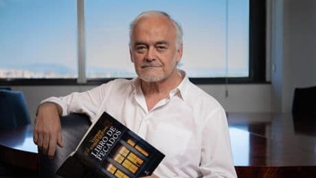 Esteban González Pons, muy fan de Lluís Llach y novelista de trágicas historias políticas