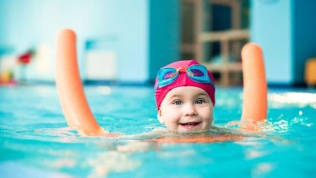 Auf Nummer sicher: Schwimmhilfen für Kinder: Wie auch Wassermuffel sicher schwimmen lernen
