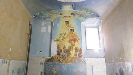 Descubiertas las pinturas murales de la 'Capella Gitana' de la cárcel de La Modelo de Barcelona tras casi 30 años