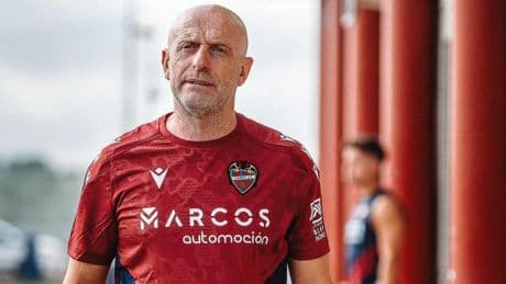 Julián Calero, el entrenador de moda en Segunda: de ser Policía y estar en primera línea el 11-M a ascender al Levante a Primera