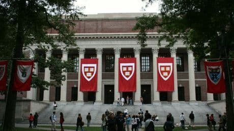 Harvard, Trump vieta l'iscrizione di studenti stranieri. «Campus non sicuro, permessi revocati con effetto immediato»