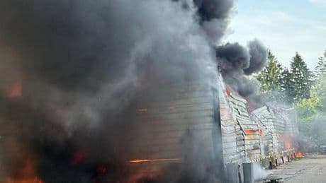 Bürger sollen Fenster geschlossen halten: Schwarze Rauchwolke über brennender Lagerhalle in Velbert