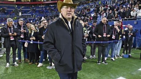 « Depuis que John Textor est là, il ne fait jamais assez rentrer de cash » : les mauvais comptes de l’Olympique lyonnais propulsent le club en Ligue 2
