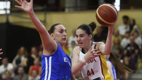 España arrolla a Grecia en su primer partido de preparación