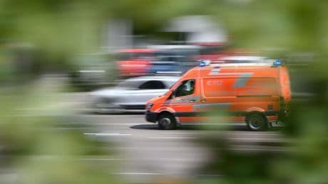 Notfälle: Auto prallt gegen Betonmauer - zwei Schwerverletzte