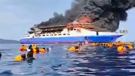Fähre in Flammen - Menschen springen in Panik von Bord