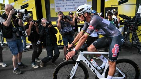 Mathieu van der Poel komt met gezwollen oog over de streep in Tour de France na insectenbeet