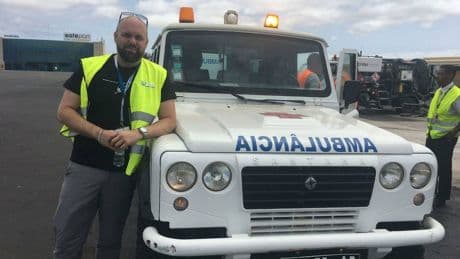 Este enfermero lleva 20 años repatriando a enfermos a España: "Estuve 2 días sin poder salir del avión en Guinea"