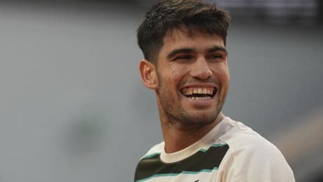 Alcaraz beats an ailing Paul to return to French Open semifinals