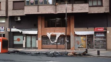 Nueva quema de en contenedores en Bilbao: el fuego daña un vehículo y una fachada en Zorroza