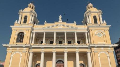 Papa Leone XIV, in Perù sopravvisse a una bomba che distrusse parte della chiesa. L?ex chierichetto: «Diedi a mia figlia il nome di sua madre»