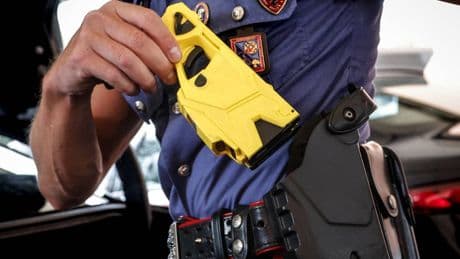 Genova, colpito col taser, muore poco dopo. Ieri un altro morto a Olbia: indagati due carabinieri