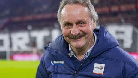 „Seht mich bald wieder an der Seitenlinie“: Überraschendes Comeback – Peter Neururer übernimmt Trainerjob