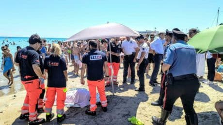 Malore in spiaggia, una donna morta a Torre Canne mentre era in acqua. Choc tra i bagnanti