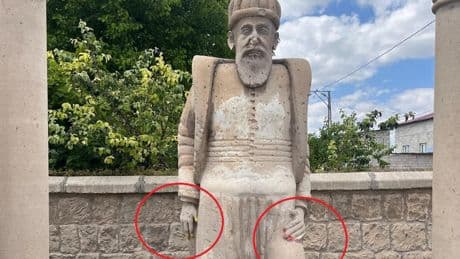 Pes artık dedirten görüntü! Mimar Sinan heykelinin parmaklarına 'oje' sürdüler