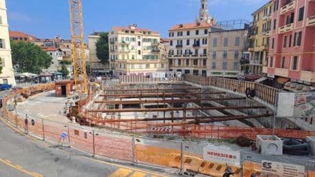 Sanremo, lavori infiniti in piazza Eroi. Il consigliere Damiano: “Il mercato rimanga sul lungomare”