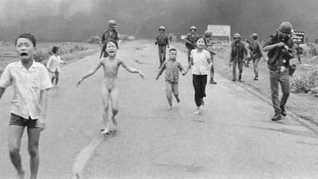 Après un film accusateur, l’agence AP maintient la paternité de la photo de « la petite fille au napalm »