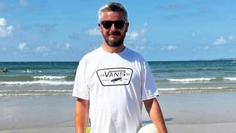Man spends day at the beach as has people howling over tanning fail