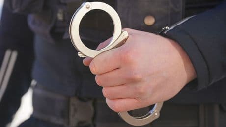 Kriminalität: Mann klopft an Tür und sticht Bewohner in den Hals