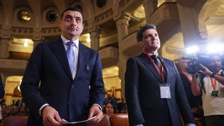 Le souverainiste Simion ou le pro-européen Dan: la Roumanie aux urnes pour un duel présidentiel serré