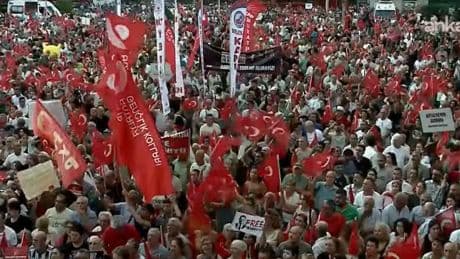 Özgür Özel Antalya’dan seslendi: “Sıfırladım babacığım diyenler memleketin başında, belediye başkanları cezaevinde"