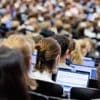„Im schlimmsten Fall Studienabbruch“: Schwindender Zugang zu Studienkrediten gefährdet Bildungschancen