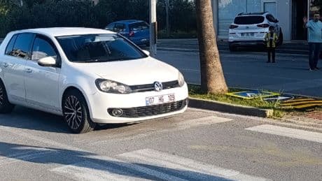 Annesinin elinden yola fırlayan 4 yaşındaki çocuğa otomobil çarptı